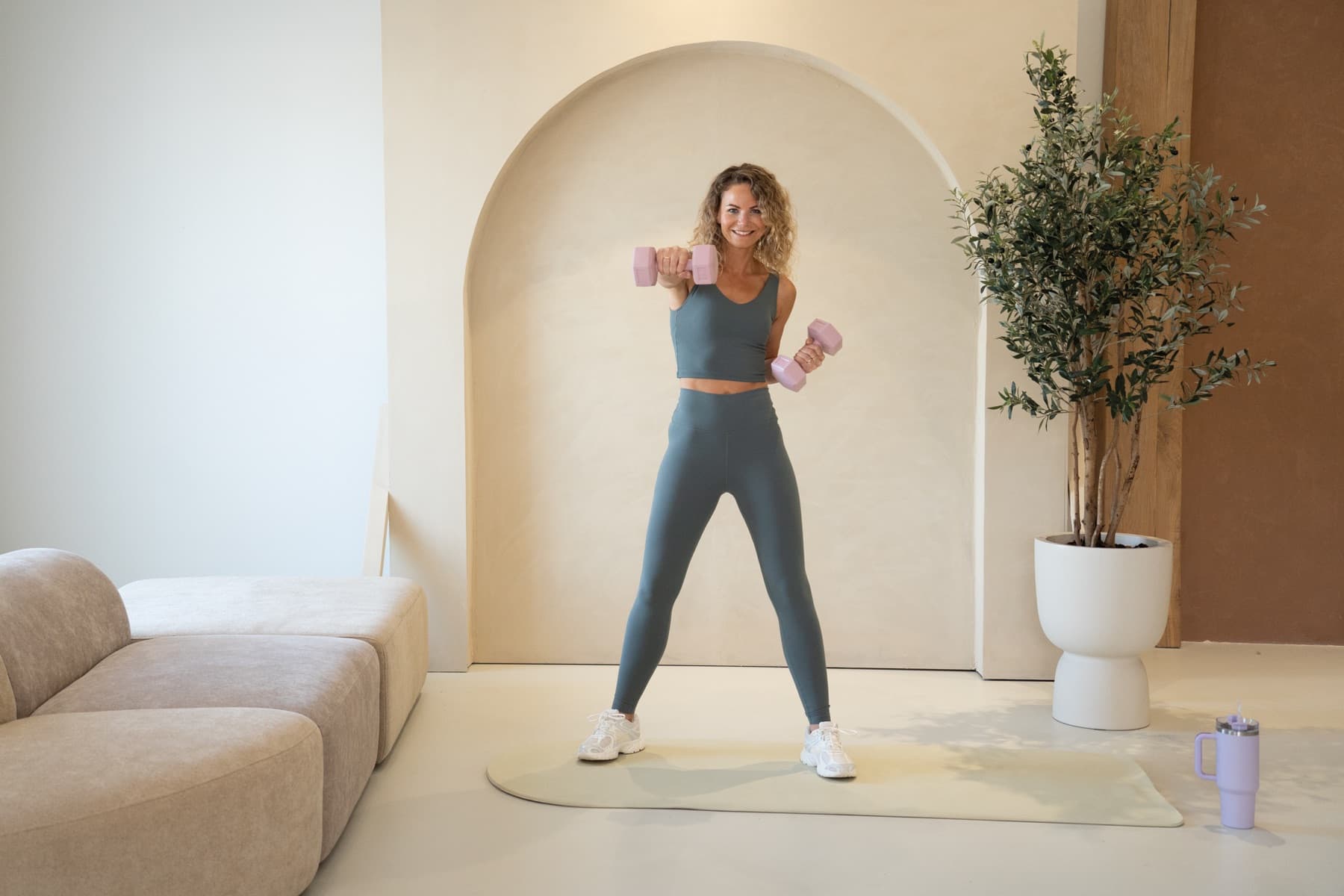 Marlou traint met dumbbells in de studio