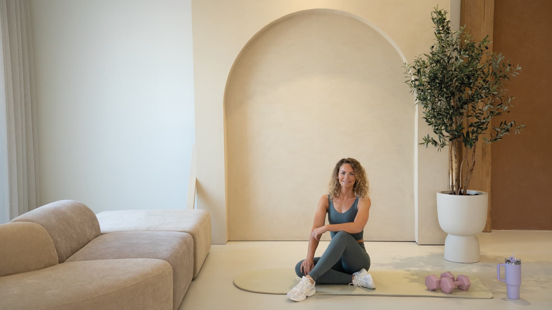 Marlou zittend op de mat