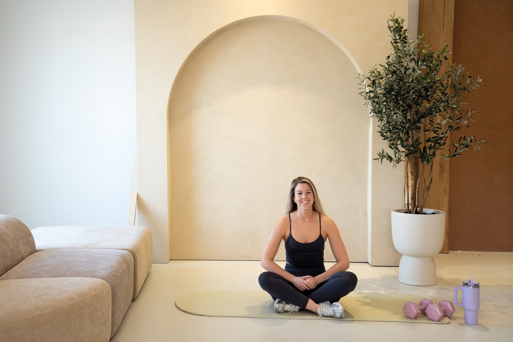 Minke, HIIT-trainer, zittend op de mat